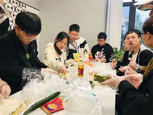 【完满团支部】卷起美好 食好寿司——智能工程学院机电2203班完满团支部活动