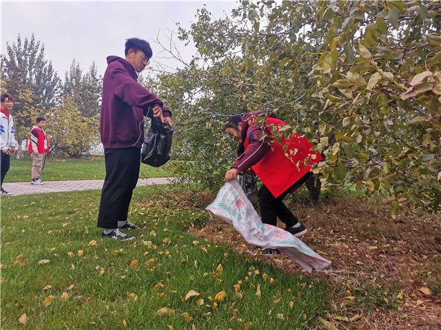 争做马路天使 践行环境保护